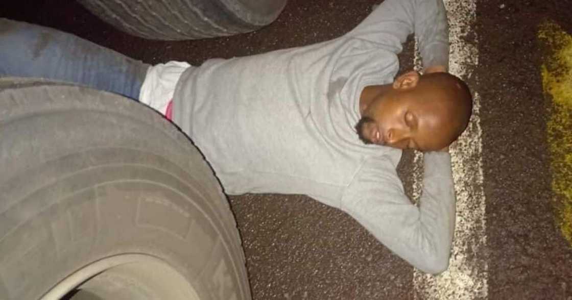 Drunk man, nap, truck, Mzansi, reactions Drunk man, nap, truck, Mzansi, reactions