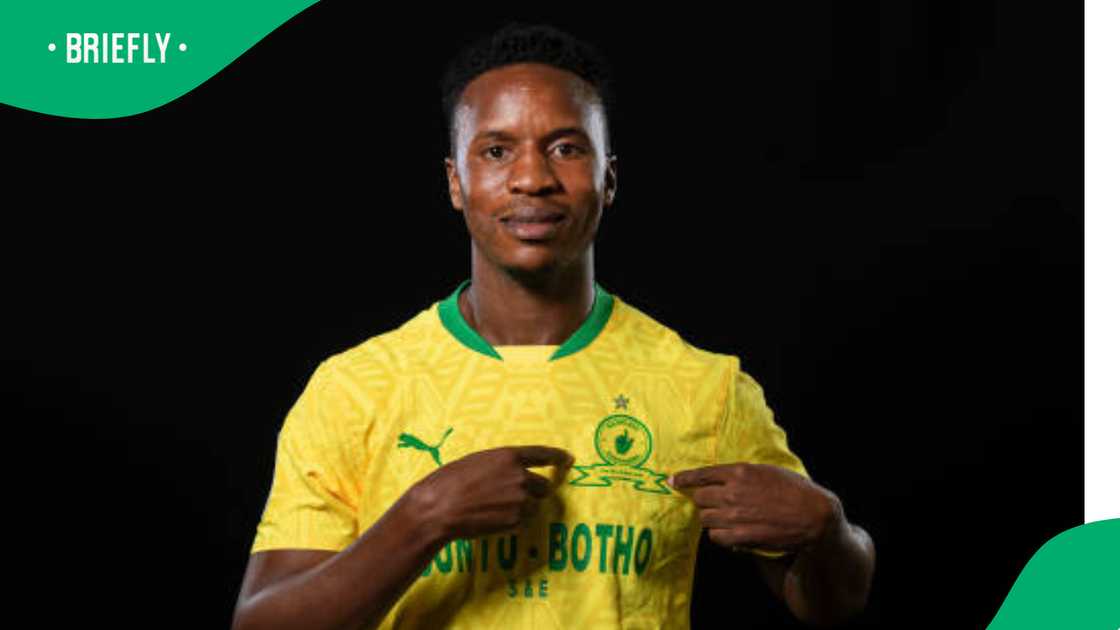 Mamelodi Sundowns have announced a fresh contract for seasoned midfielder Themba Zwane, reinforcing their midfield stability Mamelodi Sundowns have announced a fresh contract for seasoned midfielder Themba Zwane, reinforcing their midfield stability