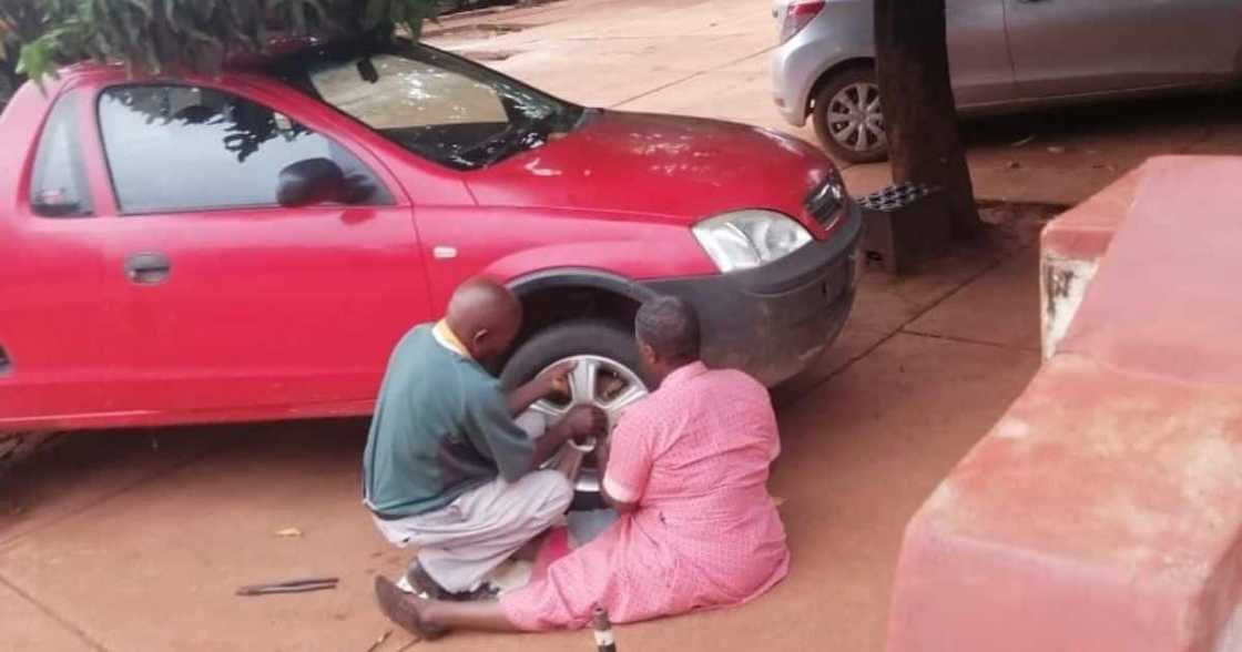 Lady shares sweet post of elderly parents changing tyre: "A blessing" Lady shares sweet post of elderly parents changing tyre: "A blessing"