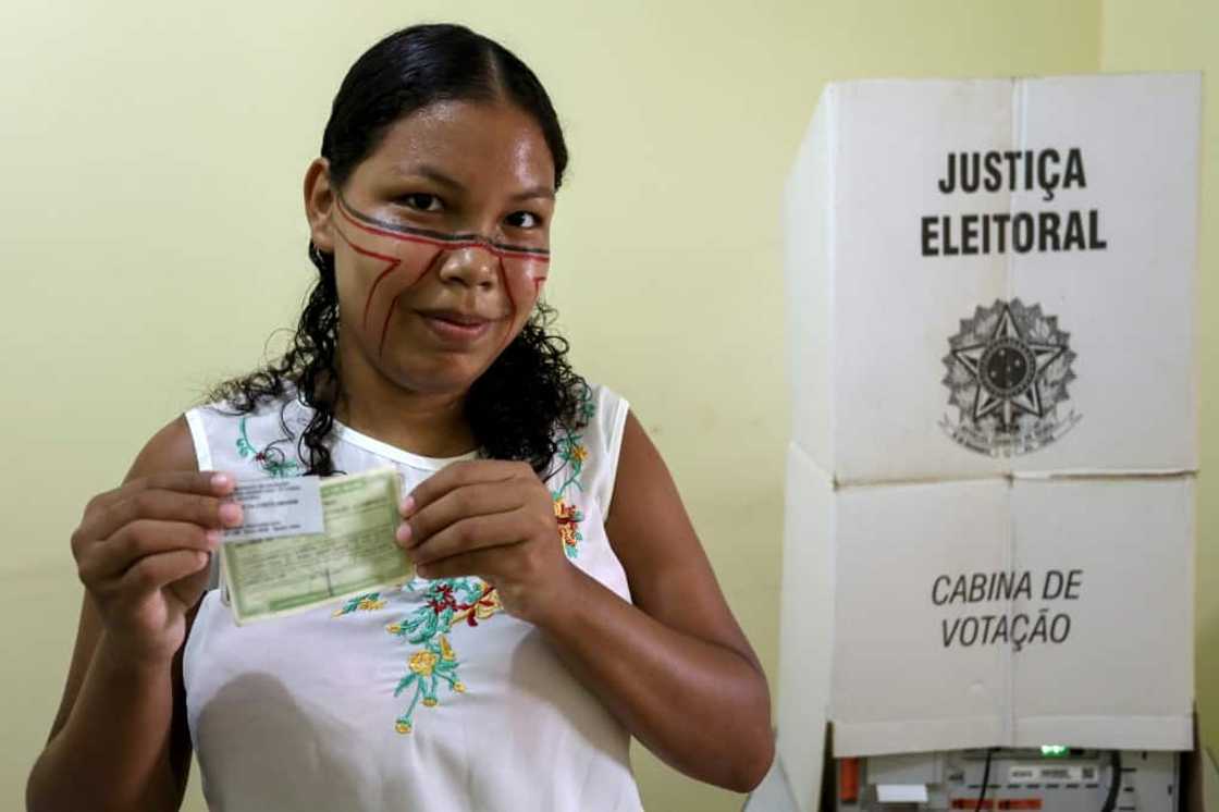 Maciele da Costa Amorim, de l'ethnie indigène Sateré-Mawé, vote à Vila do Ariau, dans l'État d'Amazonas, au Brésil, le 30 octobre 2022 Maciele da Costa Amorim, de l'ethnie indigène Sateré-Mawé, vote à Vila do Ariau, dans l'État d'Amazonas, au Brésil, le 30 octobre 2022