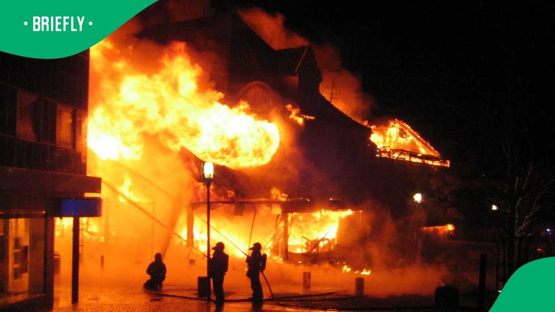 A building caught fire in the Johannesburg CBD and burned three shops A building caught fire in the Johannesburg CBD and burned three shops