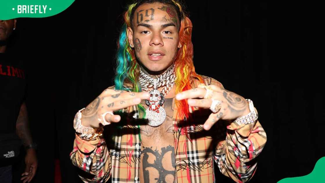 Is 6ix9ine gay?