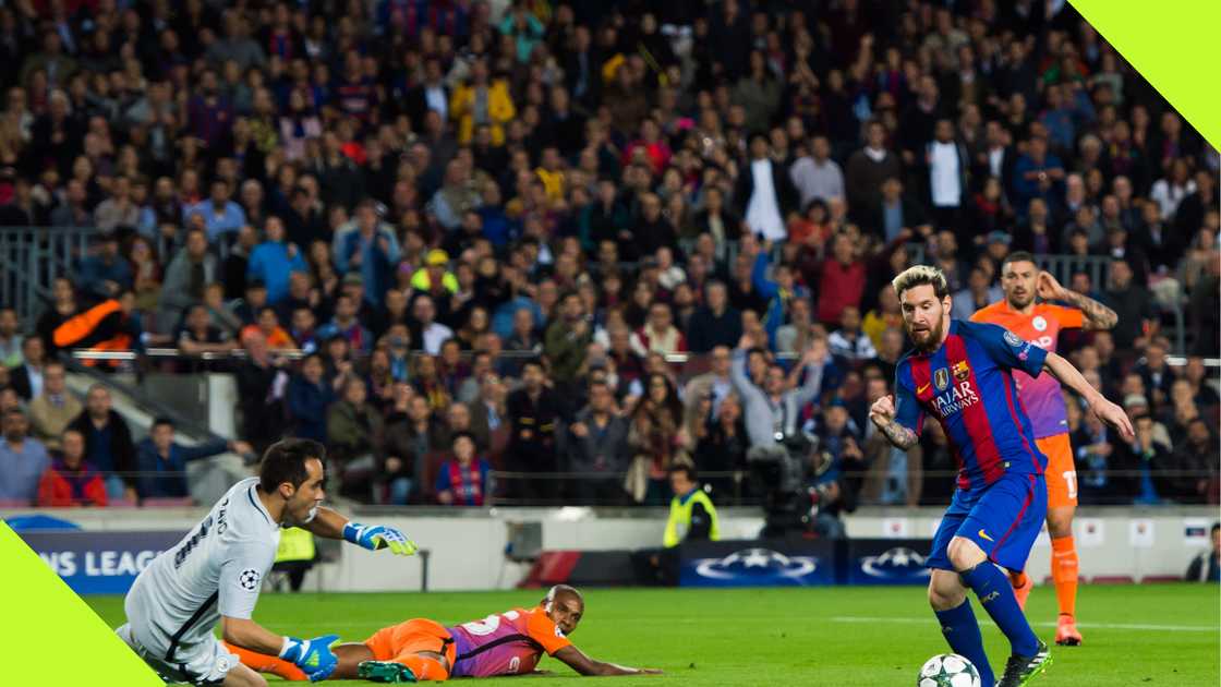 Lionel Messi dribbles past Claudio Bravo