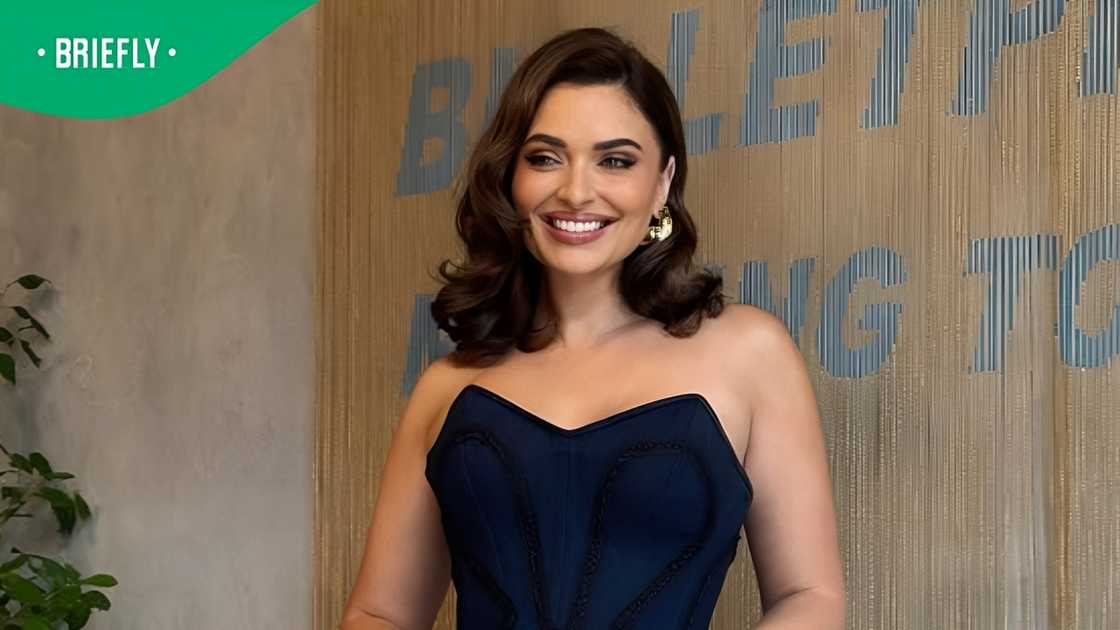 Mia le Roux showed off her engagement ring.