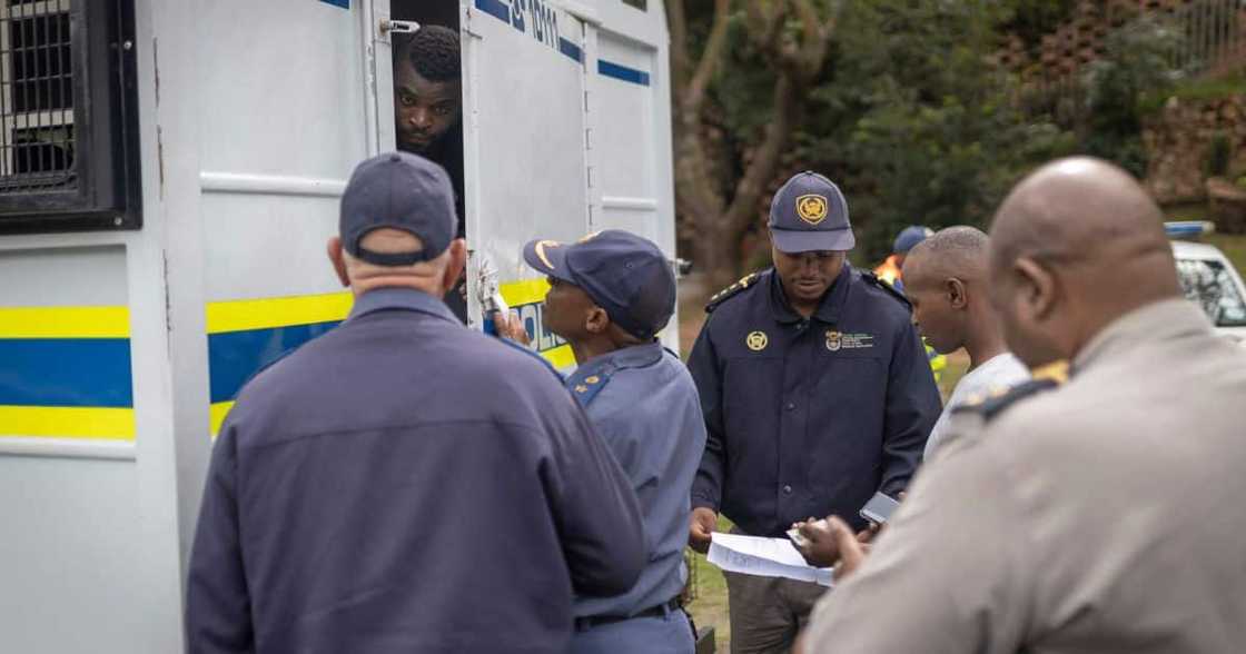 Police arrest illegal Zimbabwean dentist Police arrest illegal Zimbabwean dentist