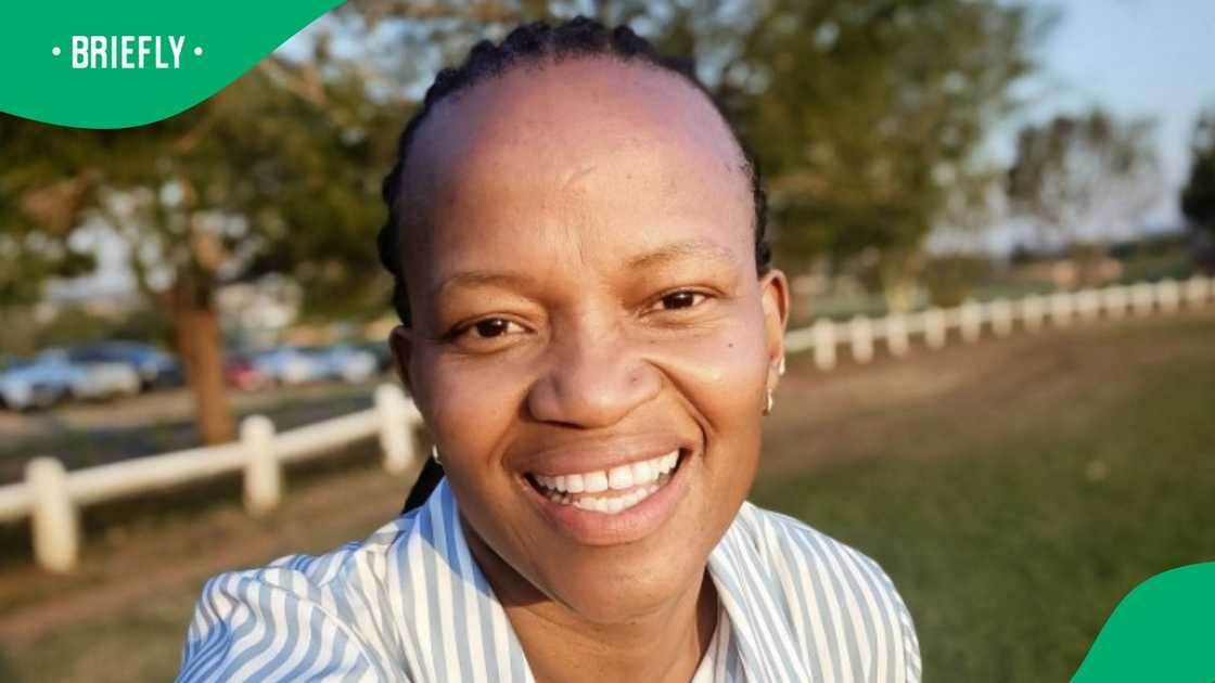 Boni Xaba presents payslip on millwright intern Boni Xaba presents payslip on millwright intern