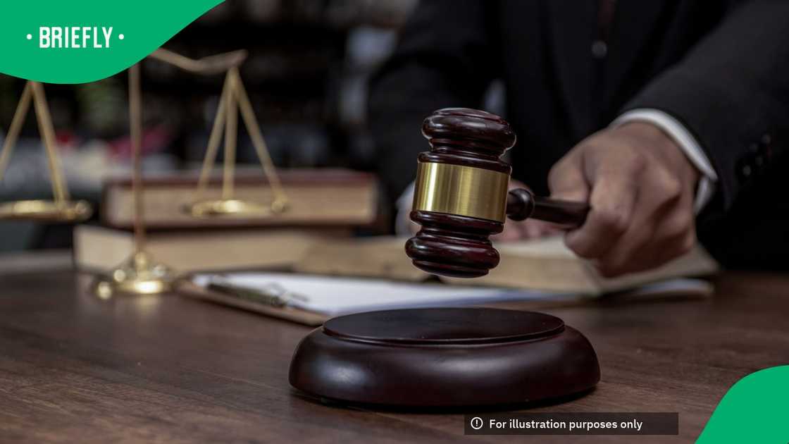 A picture of a court gavel
