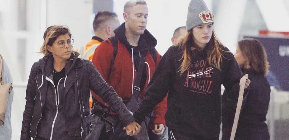 Alex martini Bella Thorne Alex martini Bella Thorne