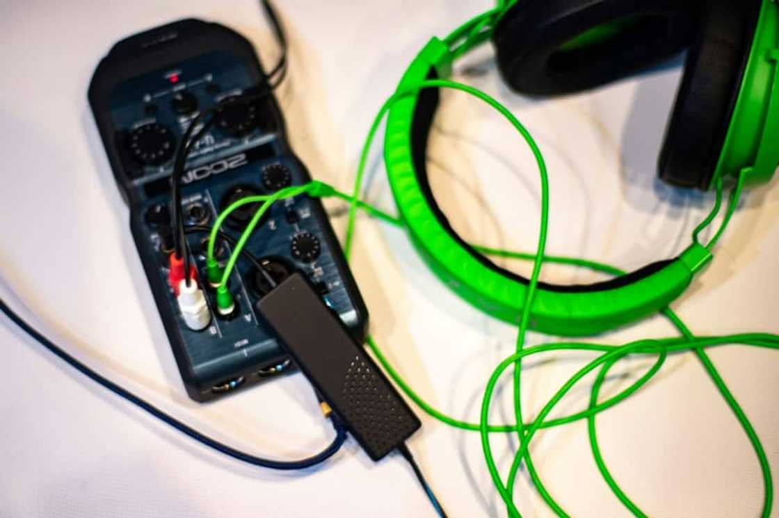 Blind players can use electronic devices such as this one to allow them to rely more on sound rather than sight Blind players can use electronic devices such as this one to allow them to rely more on sound rather than sight