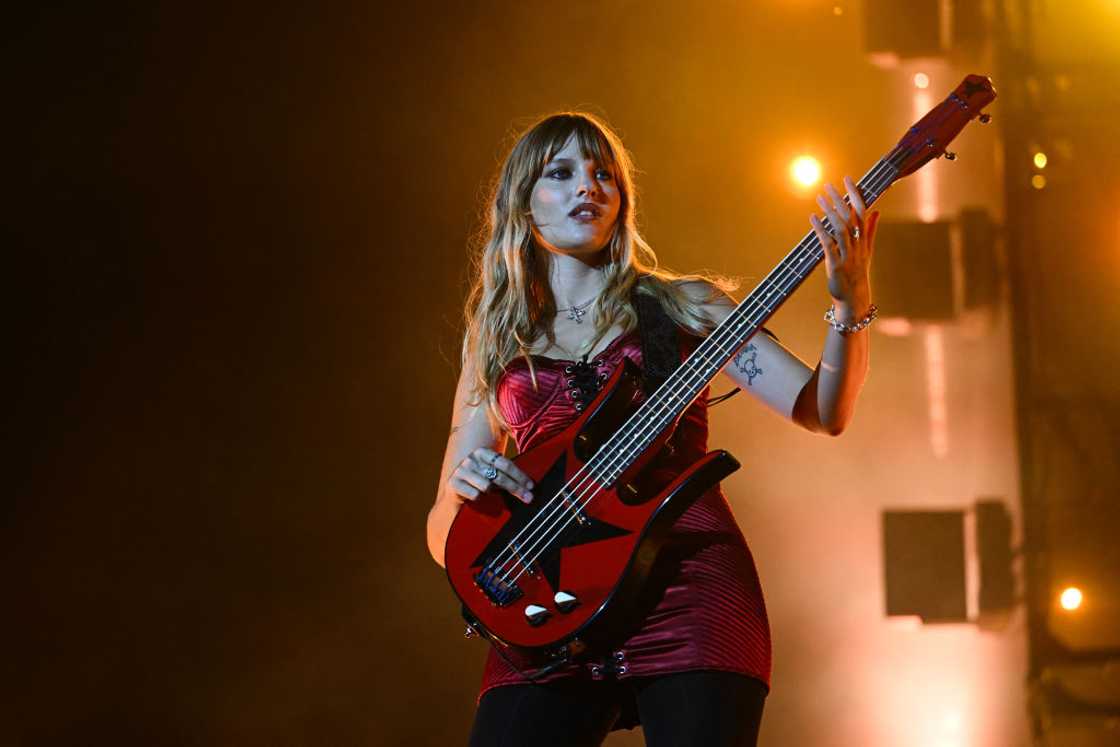 Victoria De Angelis playing bass