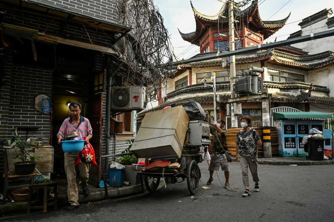 Antique dealers have been busily buying up furniture and other household items sold by departing Laoximen residents Antique dealers have been busily buying up furniture and other household items sold by departing Laoximen residents