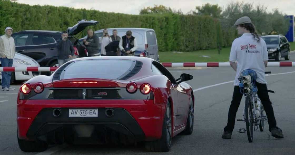 Man straps himself to super fast rocket powered bicycle and races a Ferrari, Internet reacts Man straps himself to super fast rocket powered bicycle and races a Ferrari, Internet reacts