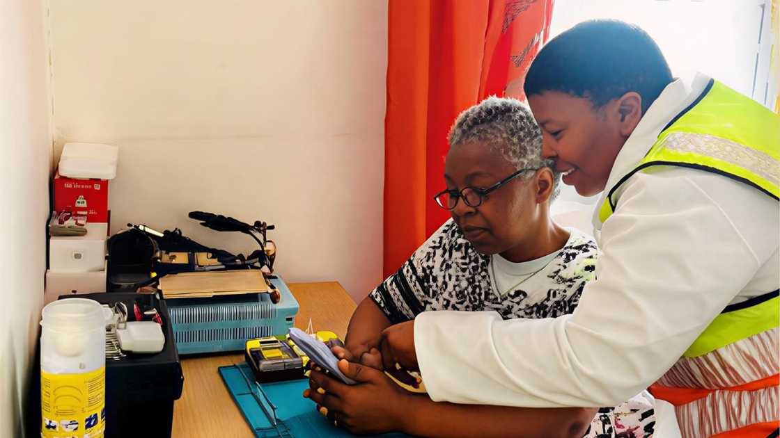 Nosiviwe Mdingi helps elderly woman in Blackheath community Nosiviwe Mdingi helps elderly woman in Blackheath community