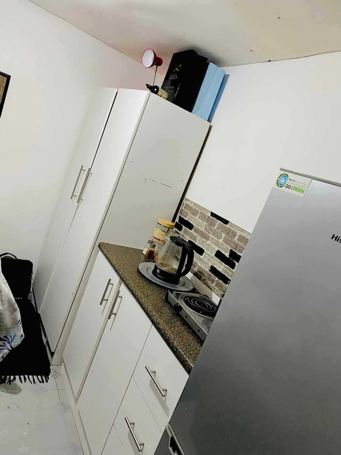 The kitchen with a fridge and other kitchen utensils