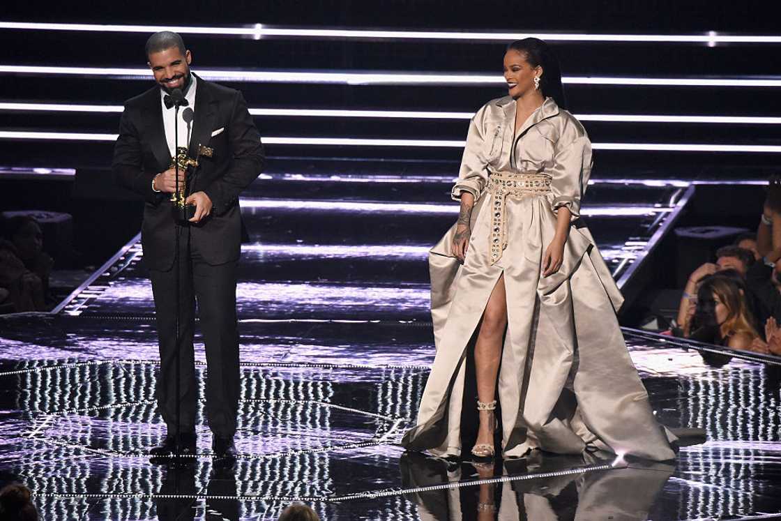 Rihanna shades Drake Rihanna shades Drake