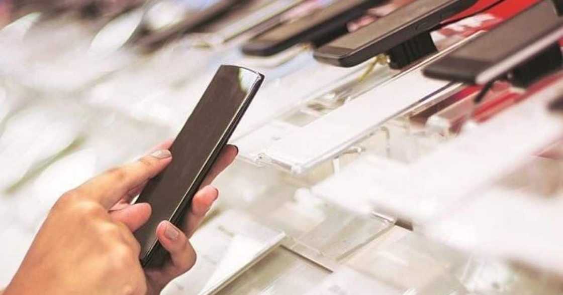 Smartphones top the list of the things commonly forgotten by Uber users in Mzansi. Image: @Smartphones Smartphones top the list of the things commonly forgotten by Uber users in Mzansi. Image: @Smartphones