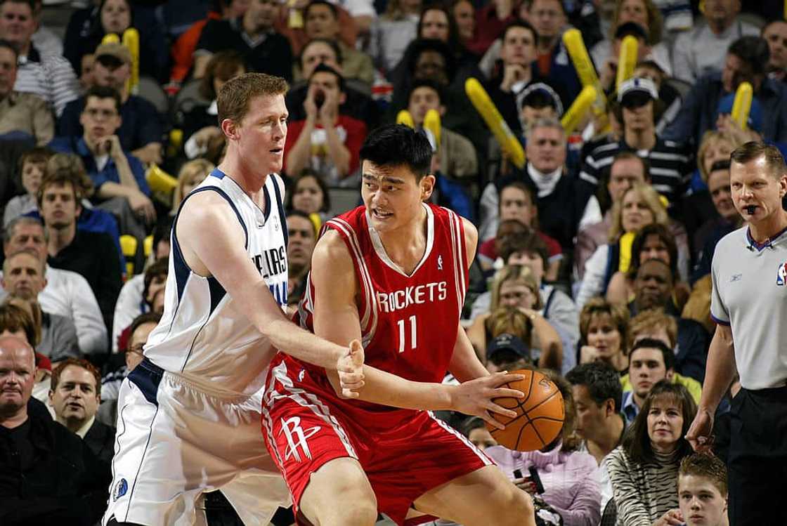 Shawn Bradley squares up against Yao Ming