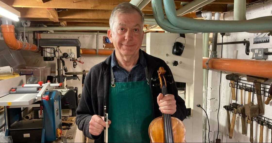 The craftsman did nor use any animal products on the violins. The craftsman did nor use any animal products on the violins.
