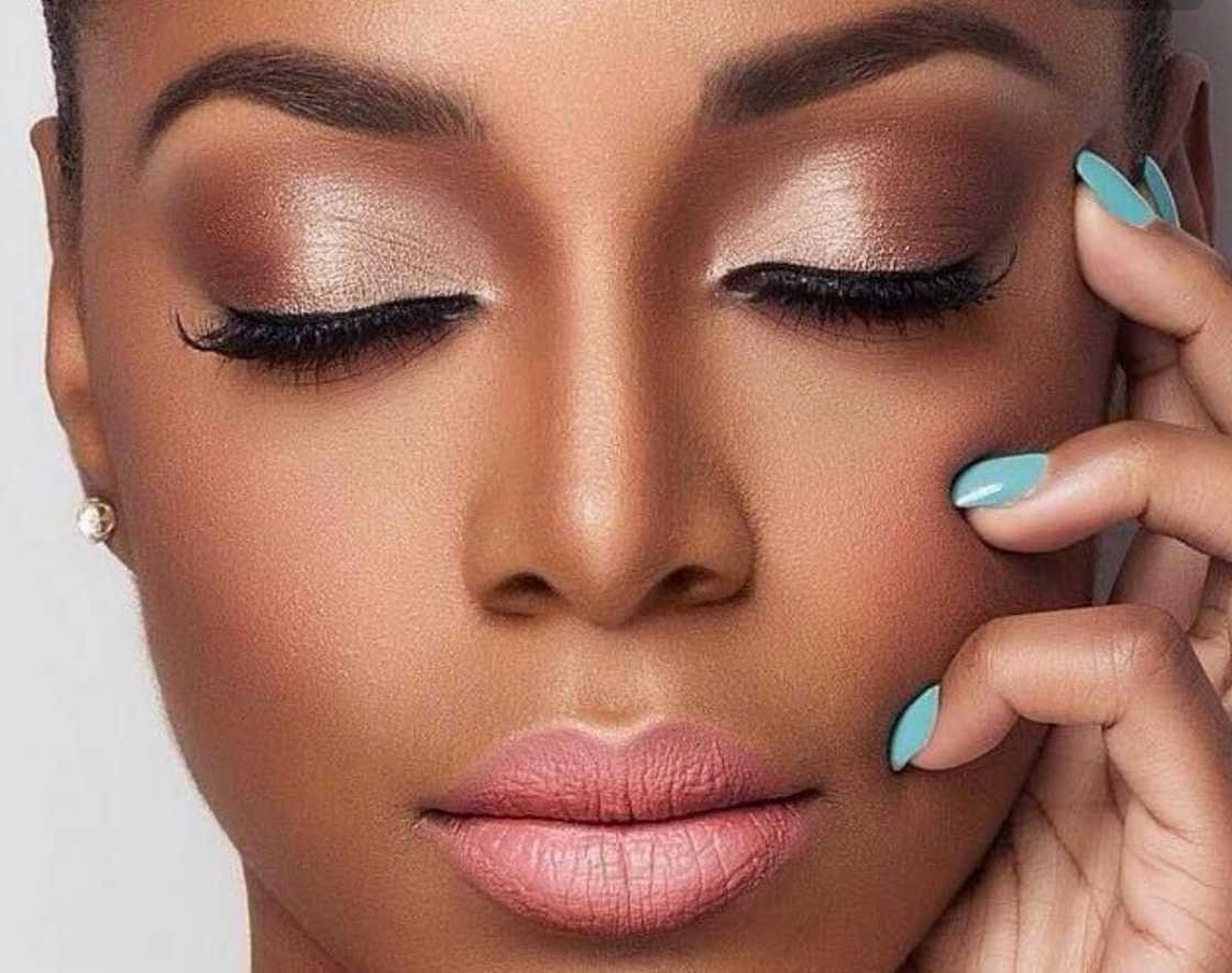 How to apply makeup How to apply makeup