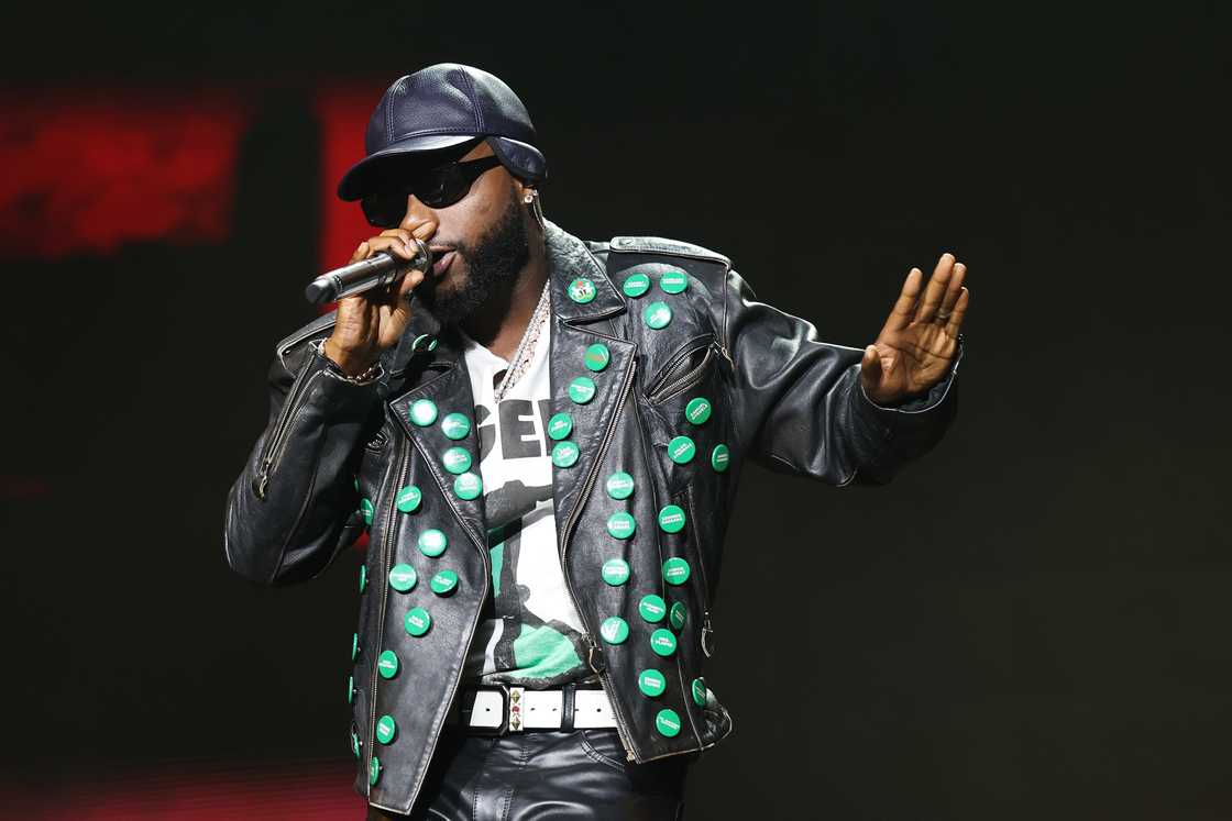 Davido called out a disrespectful fan at his concert Davido called out a disrespectful fan at his concert