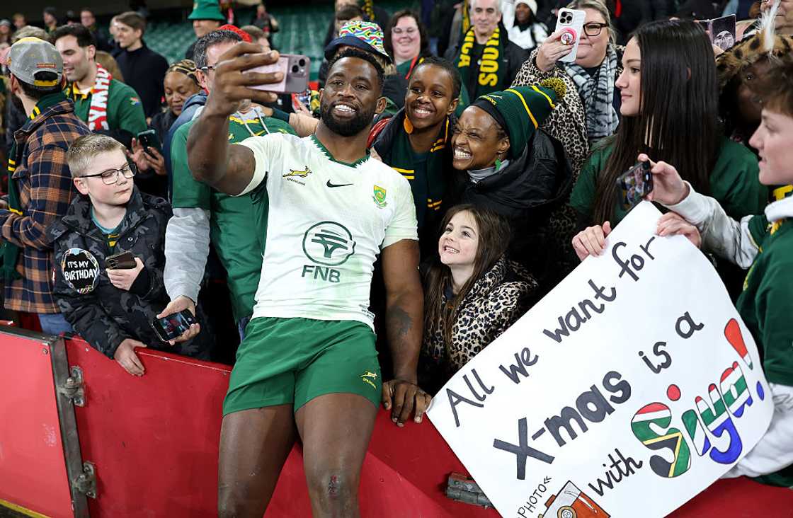 Siya Kolisi with fans