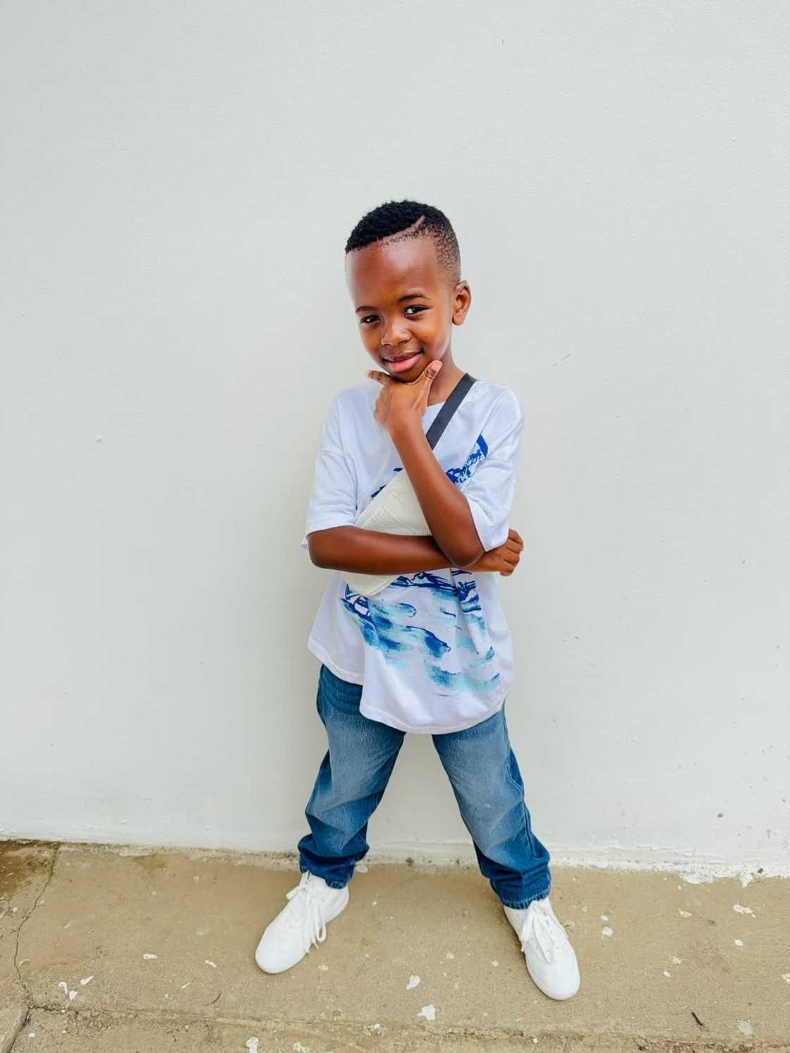 The audience was entertained by the child's leadership and jokingly called him a strict supervisor