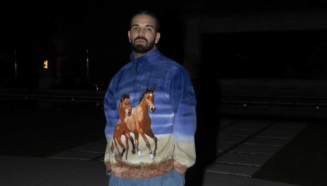 Social media is roasting Drake's muscles Social media is roasting Drake's muscles