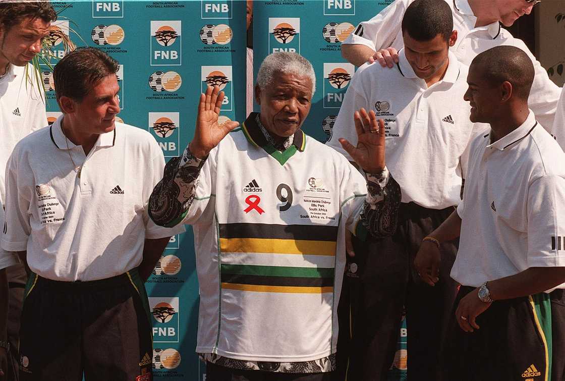 Nelson Mandela, Carlos Queiroz, Shaun Bartlett, Bafana Bafana, France. Nelson Mandela, Carlos Queiroz, Shaun Bartlett, Bafana Bafana, France.
