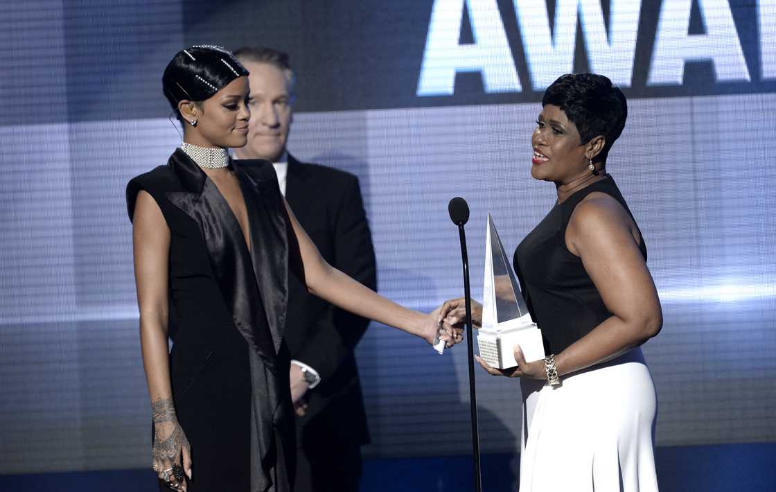 Rihanna and her mother at the AMAs Rihanna and her mother at the AMAs
