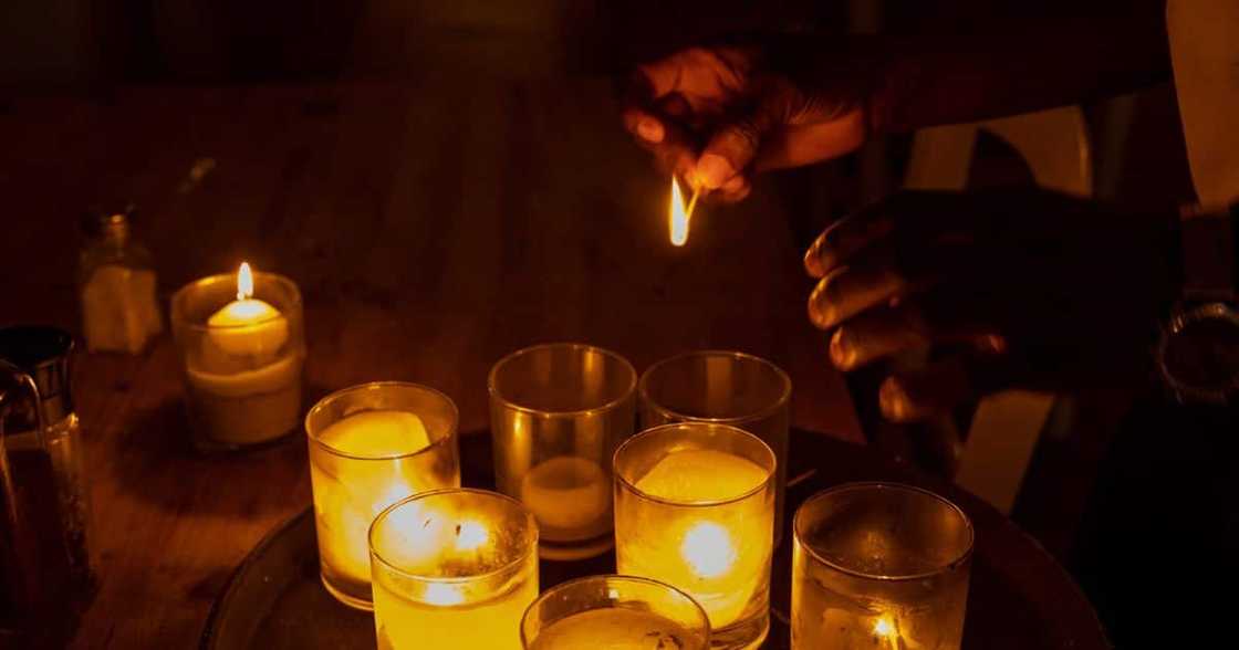South Africans, candles, emergency lights, loadshedding stage 6, supermarkets South Africans, candles, emergency lights, loadshedding stage 6, supermarkets