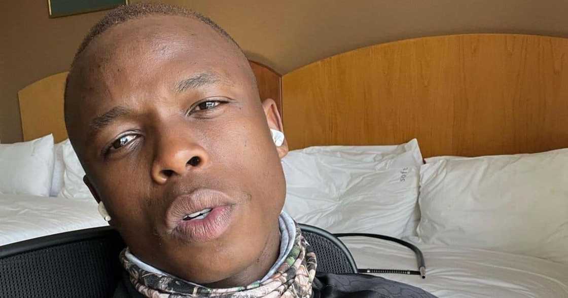 Toss sings 'Umlando' Toss sings 'Umlando'