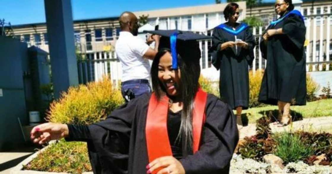 Proud Lady Celebrates Graduating After 1st Uni Experience Went Wrong Proud Lady Celebrates Graduating After 1st Uni Experience Went Wrong