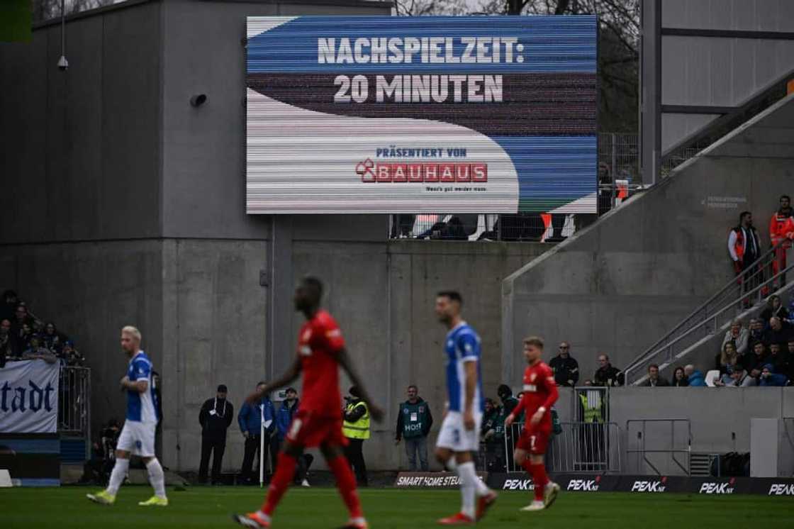Anger: A display indicates 20 minutes of injury time due to fan protests during the Bundesliga match between Darmstadt and Stuttgart Anger: A display indicates 20 minutes of injury time due to fan protests during the Bundesliga match between Darmstadt and Stuttgart