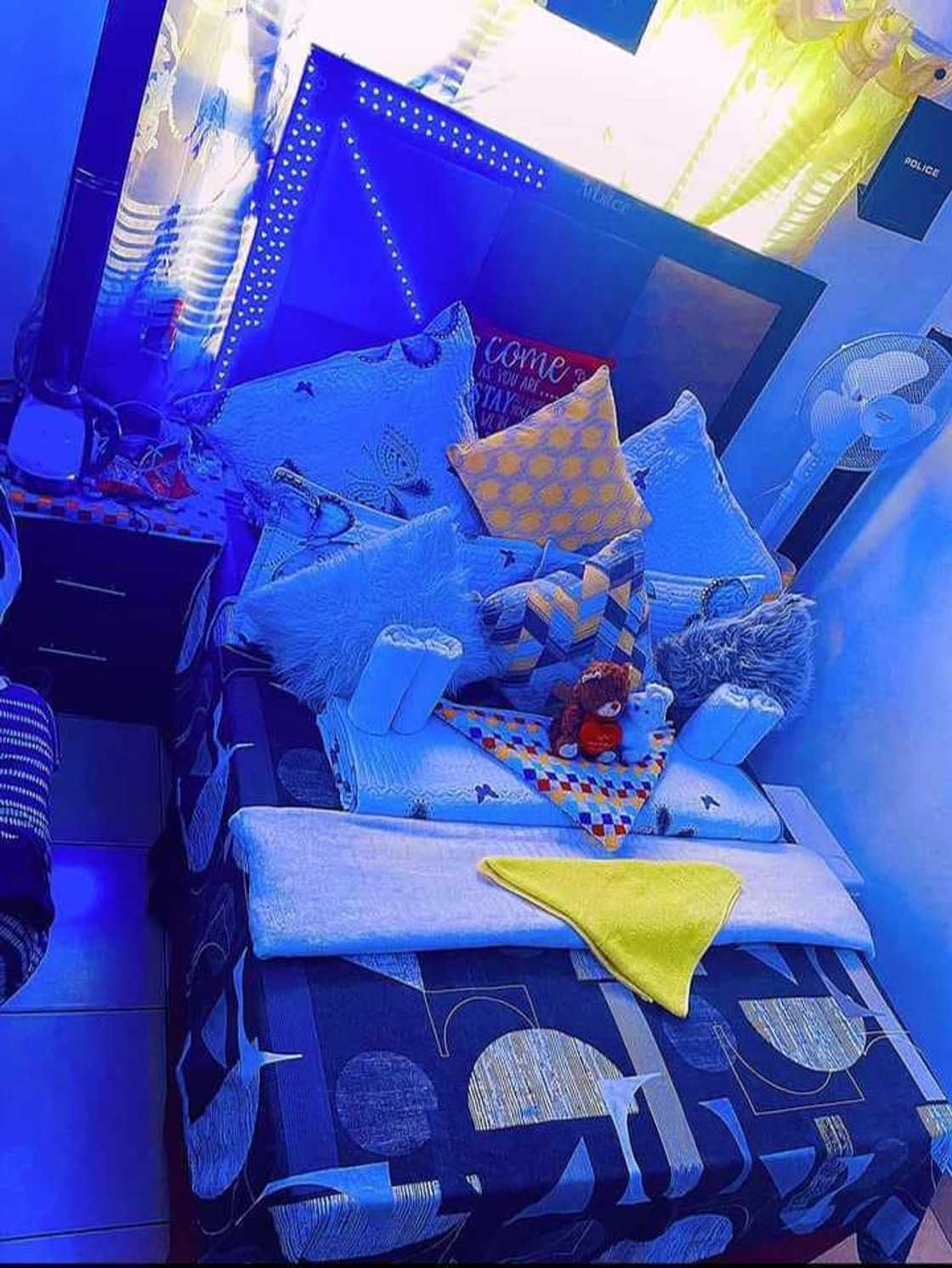 The young man posted pictures of his bedroom in the Facebook group chat. The young man posted pictures of his bedroom in the Facebook group chat.