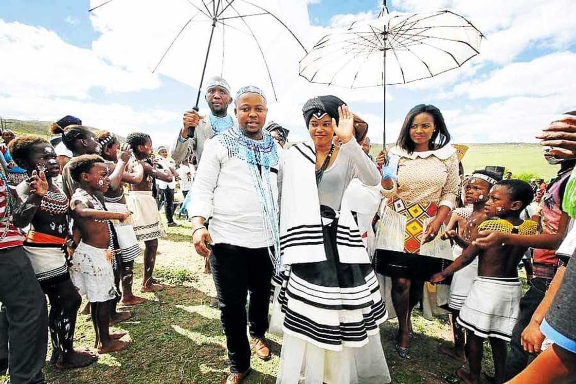 Buyelekhaya Dalindyebo bio, age, children, wife, parents, release from jail, house, profile. Buyelekhaya Dalindyebo bio, age, children, wife, parents, release from jail, house, profile.