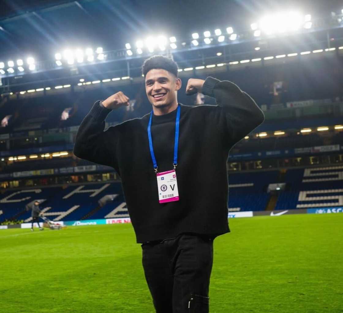 A fan expressed admiration for Springboks fly-half Sacha Feinberg-Mngomezulu’s standout performance against Argentina in a viral TikTok video. A fan expressed admiration for Springboks fly-half Sacha Feinberg-Mngomezulu’s standout performance against Argentina in a viral TikTok video.