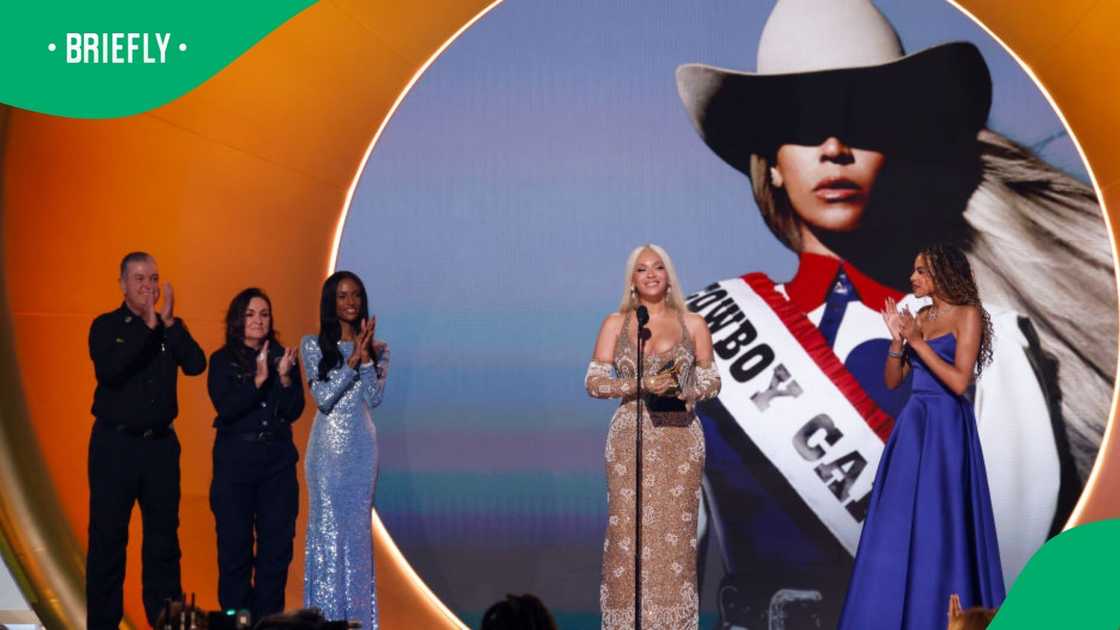 Beyonce accepts Grammy Beyonce accepts Grammy