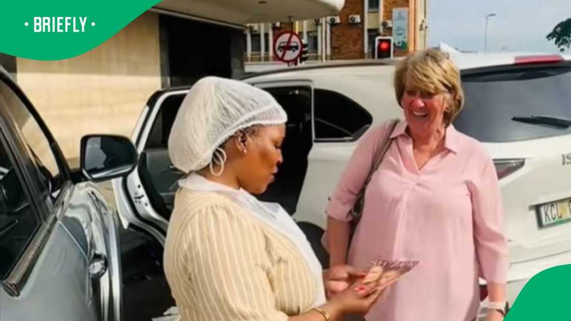 Two women in kuGompo City bond in isiXhosa Two women in kuGompo City bond in isiXhosa