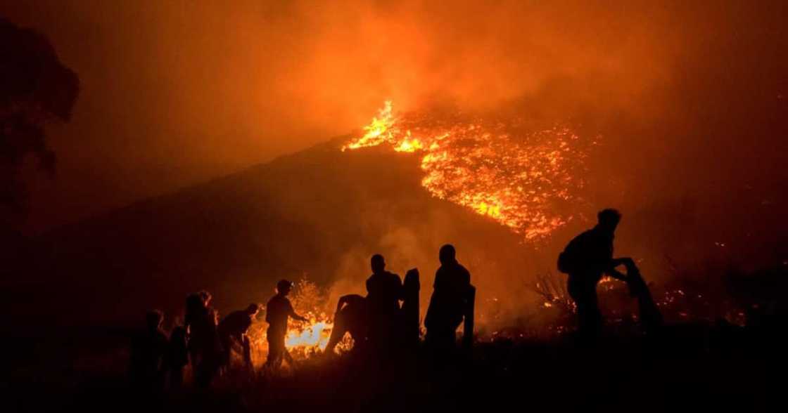 Firefighters Work All Night to Contain Fires on the Slopes of Paarl Mountain Firefighters Work All Night to Contain Fires on the Slopes of Paarl Mountain