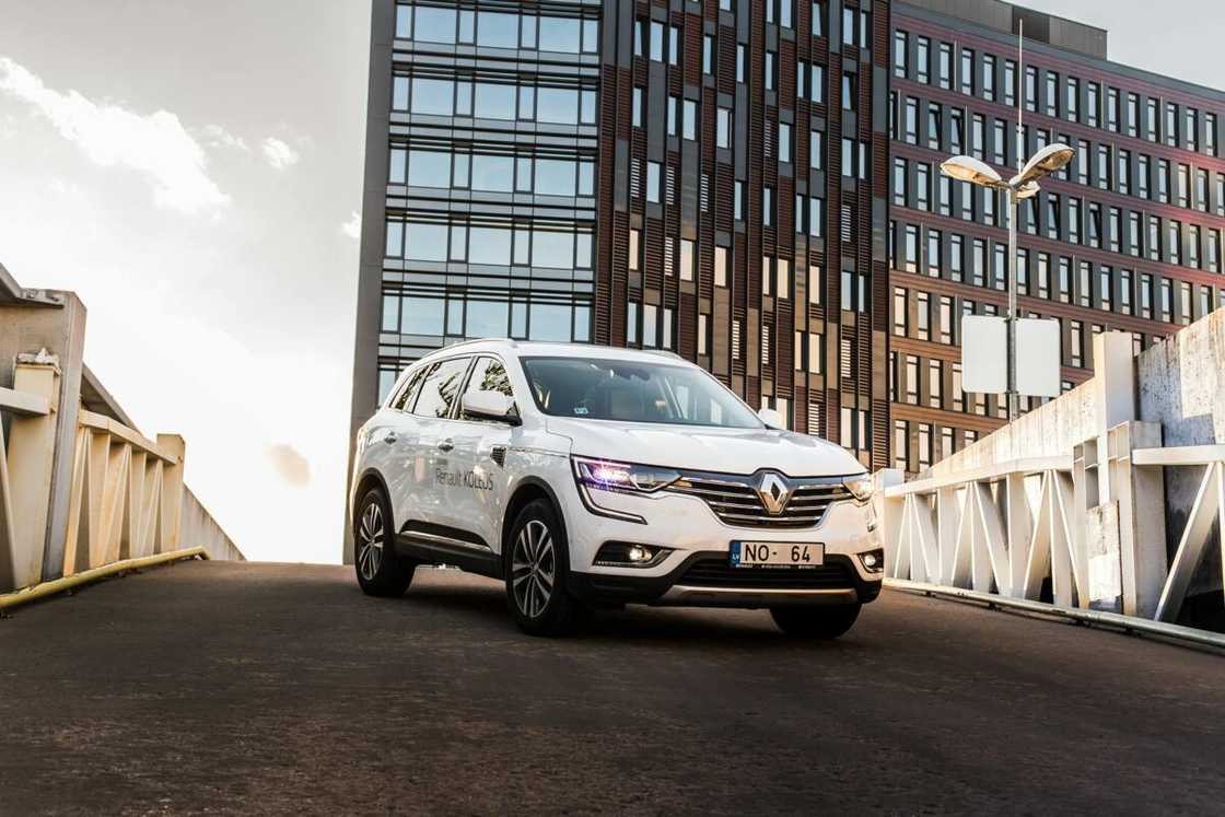 White Renault Megane 5-door Hatchback