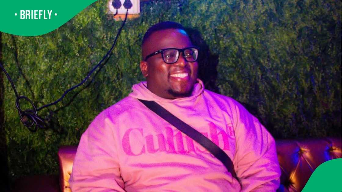 Sol Phenduka scrutinises Chris Excel's new profile picture Sol Phenduka scrutinises Chris Excel's new profile picture