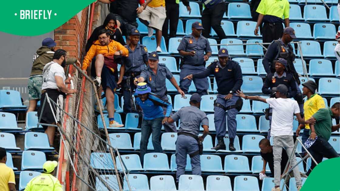 SAPS officers control the violence act between Sundowns fans and ES Tunis supporters. SAPS officers control the violence act between Sundowns fans and ES Tunis supporters.