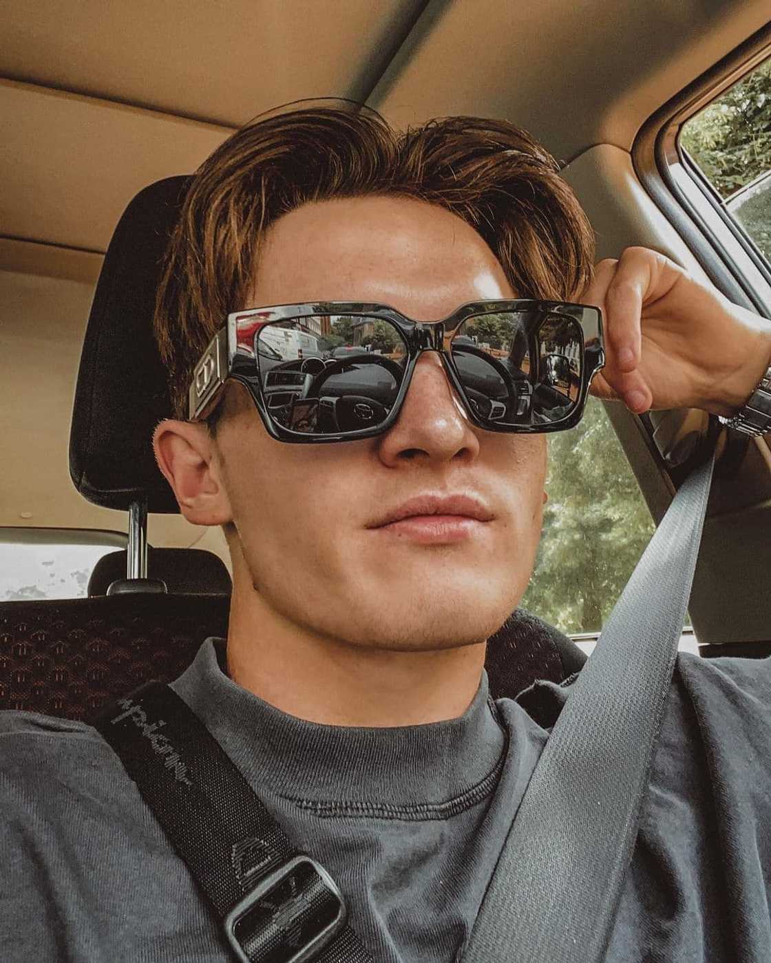 eboy haircut middle part eboy haircut middle part