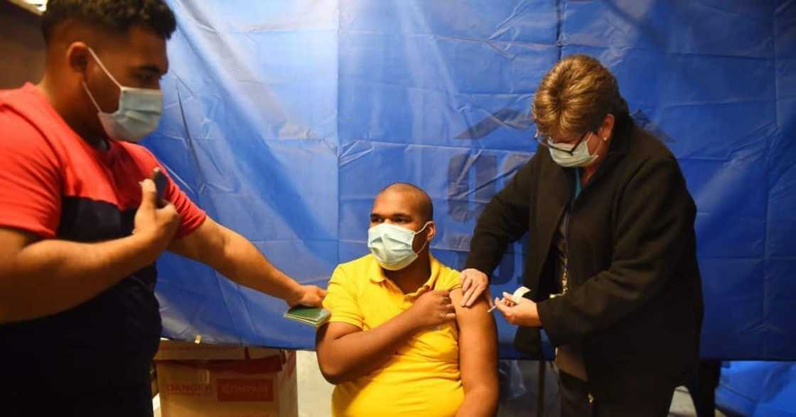 vaccine mandate, Covid-19, vaccine, Thulas Nxesi, Nedlac, vaccinated, unvaccinated, fourth wave, Omicron vaccine mandate, Covid-19, vaccine, Thulas Nxesi, Nedlac, vaccinated, unvaccinated, fourth wave, Omicron