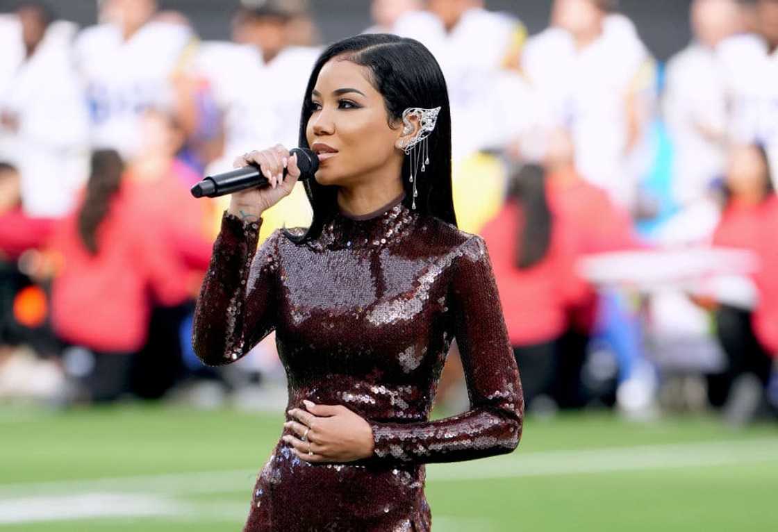 How many sisters does Jhene Aiko have?