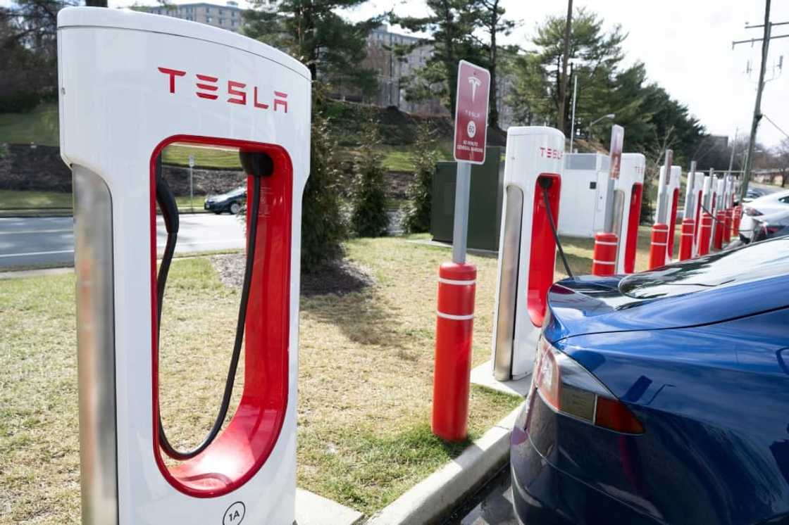 The embrace of Tesla's electric vehicle charging network has raised questions about whether it will supplant a rival system and become the national standard The embrace of Tesla's electric vehicle charging network has raised questions about whether it will supplant a rival system and become the national standard
