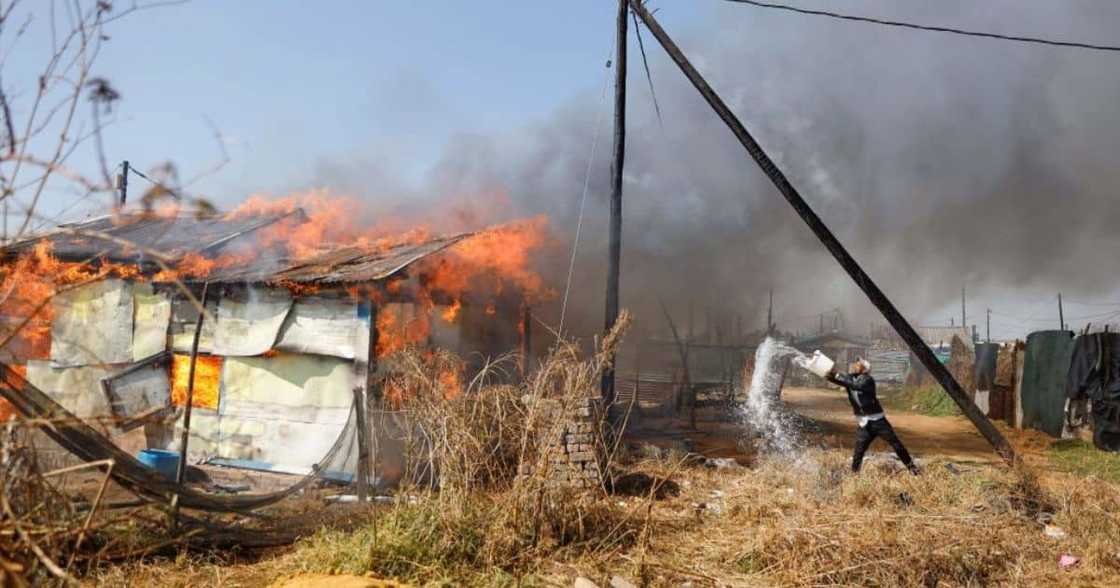 Mohlakeng residents burn shacks Mohlakeng residents burn shacks