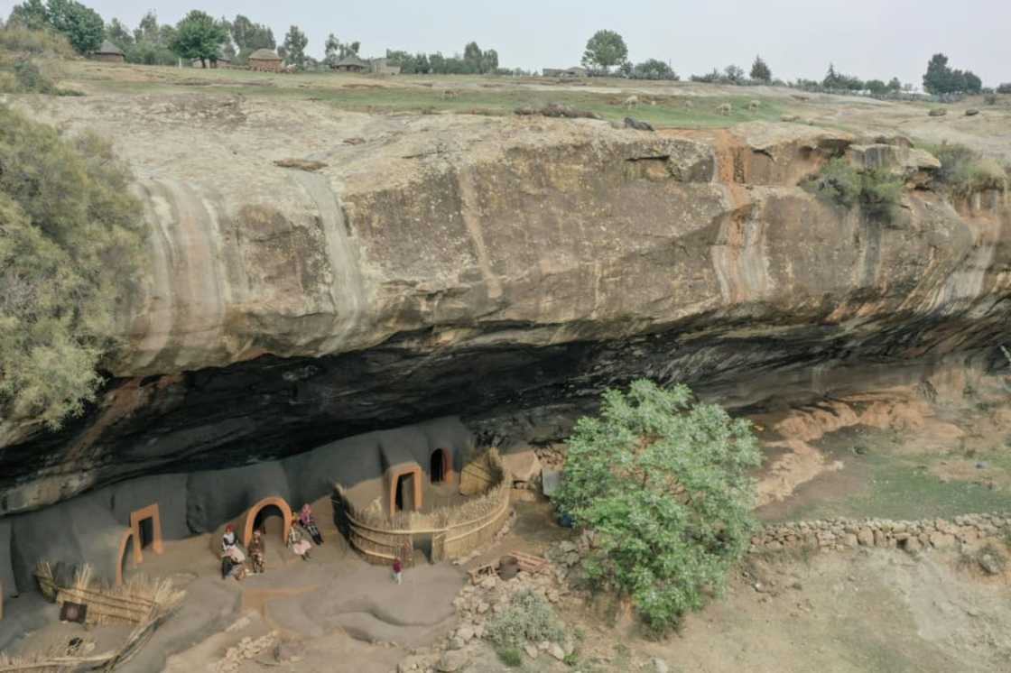 Inhabitants of the Kome Caves grow corn, sorghum and beans and raise chickens and cattle Inhabitants of the Kome Caves grow corn, sorghum and beans and raise chickens and cattle