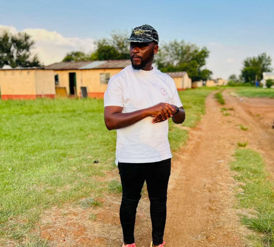 Social media users applauded a man for working hard to get a better life Social media users applauded a man for working hard to get a better life