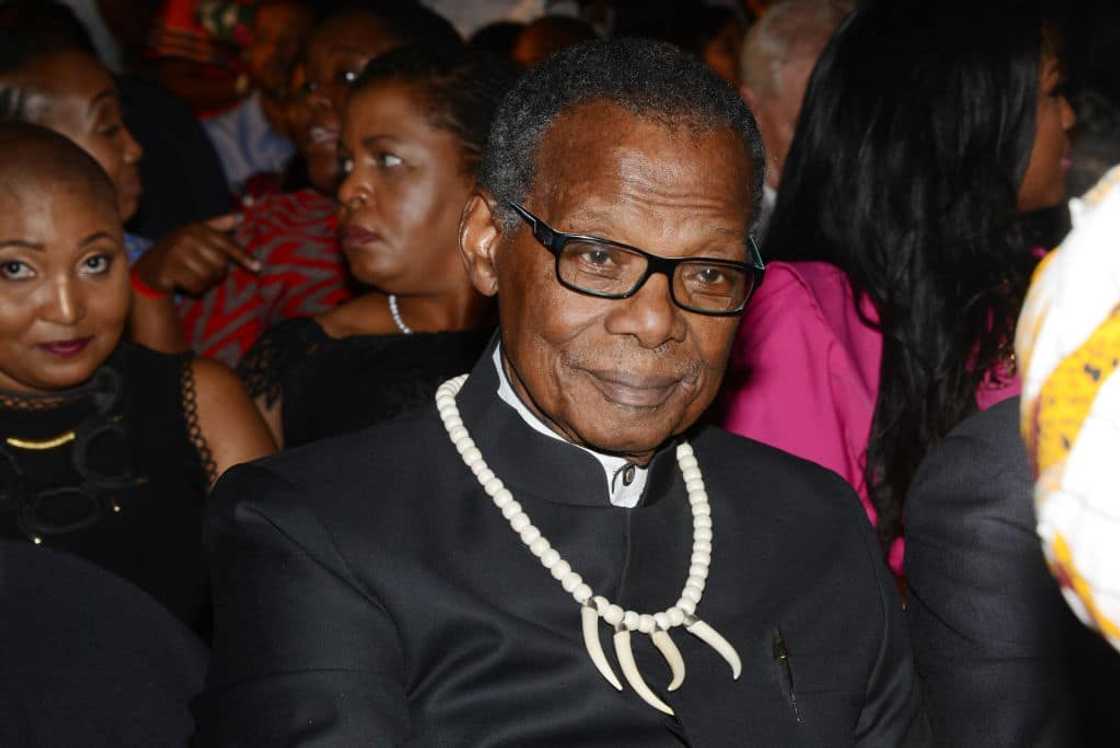 What qualifications does Mangosuthu Buthelezi have?